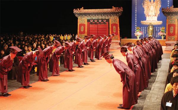Thousands come together for ancestor worship