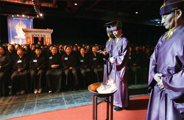 Thousands come together for ancestor worship