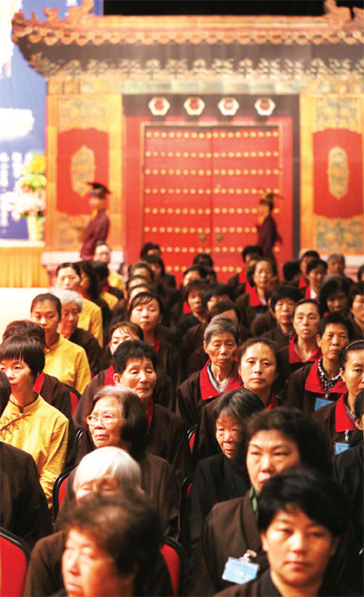 Thousands come together for ancestor worship