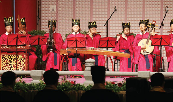 Thousands come together for ancestor worship