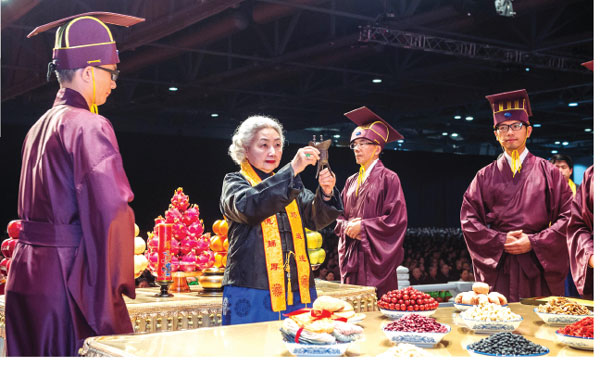 Thousands gather to commemorate ancestors