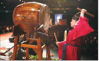 Thousands gather to commemorate ancestors