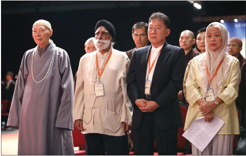 Thousands gather to commemorate ancestors