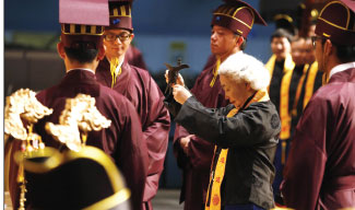 Thousands gather to commemorate ancestors