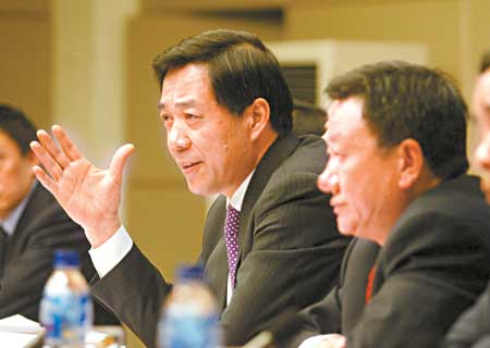 Minister of Commerce Bo Xilai explains China's efforts to protect intellectual property rights (IPR) during a news conference in Beijing yesterday. Bo rejected claims that IPR problems are a major factor affecting the China-US trade balance. Sitting beside him is Jiang Zengwei, director of State Office of Intellectual Property Protection. 