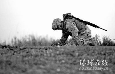 驻伊美军打“民心战”改变形象 敲门入室民众惊讶