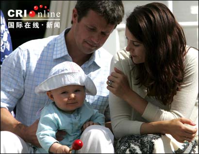 丹麦王室成员拍全家福 最小成员成为主角(组图)