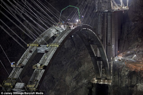 胡佛水坝大桥将成超级建筑 美国网友大晒照片