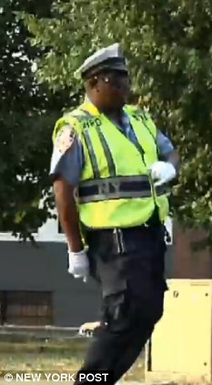 纽约一警察独创舞蹈动作指挥交通 带来微笑拥堵全消