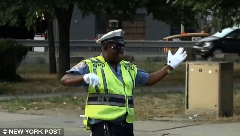 纽约一警察独创舞蹈动作指挥交通 带来微笑拥堵全消
