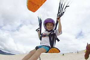 巴西男孩三岁驾滑翔伞飞行
