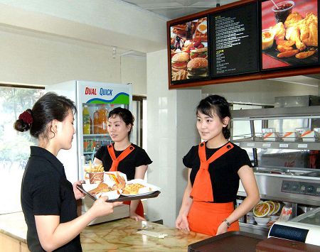平壤首家美式快餐店生意火红 将开分店