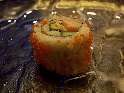 日本“忍者”在美大学制作出全球最长加州寿司卷