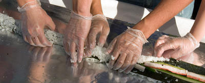 日本“忍者”在美大学制作出全球最长加州寿司卷