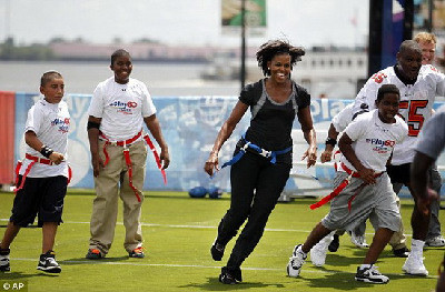 米歇尔白宫开舞蹈盛会、学校秀球技 支持率远超奥巴马