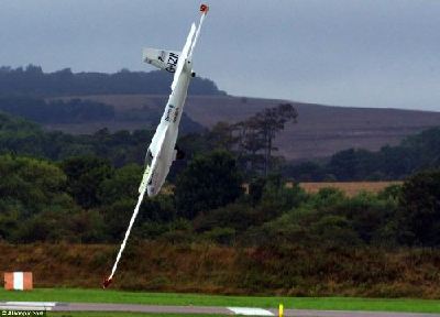 英滑翔机表演时垂直撞向跑道 飞行员奇迹逃生