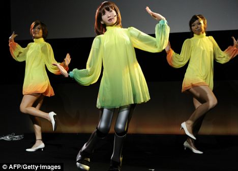 日本仿真机器人表情丰富“能歌善舞” 有望T台亮相