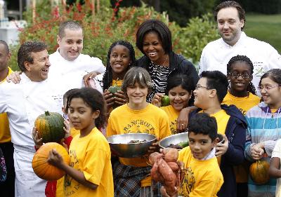 白宫菜园大丰收 第一夫人与小学生共享采摘之乐