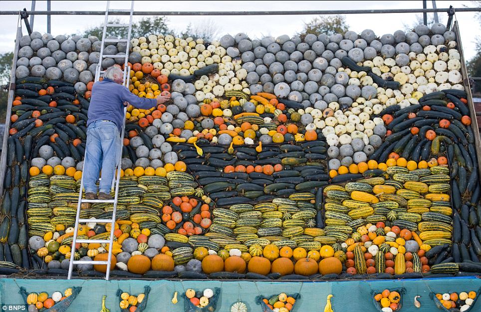 图：百种瓜果打造巨幅壁画 英国村民喜迎万圣节
