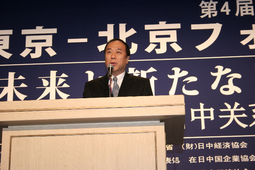 中国日报社总编辑朱灵在全体大会上发言