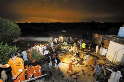 巴基斯坦客机坠毁127人遇难 地面40间房屋着火