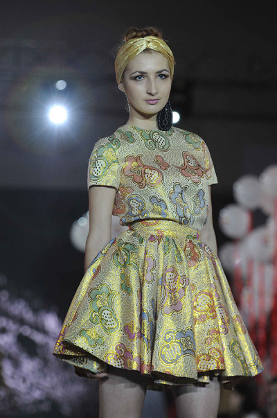 乌兹别克斯坦艺术时尚周上演时装秀