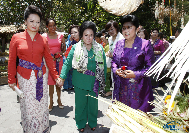 图：彭丽媛穿印尼纱笼与APEC领导人配偶合影