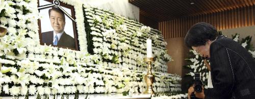 医生称金大中走得很安详 国内广设灵堂寄哀思