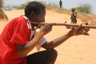 索马里政府军装备严重匮乏 棍棒代替真枪实弹