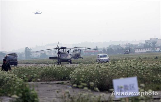 困在四川汶川县城的11名台湾游客乘军用直升机安全抵达成都凤凰山机场