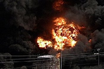 美得州化工厂失火橙色毒烟弥漫 7.2万居民被疏散