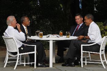 奥巴马在白宫摆啤酒宴 帮教授和警察化解种族纷争