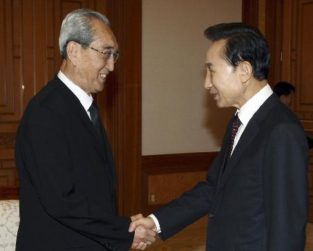 韩国总统李明博接见朝鲜吊唁团