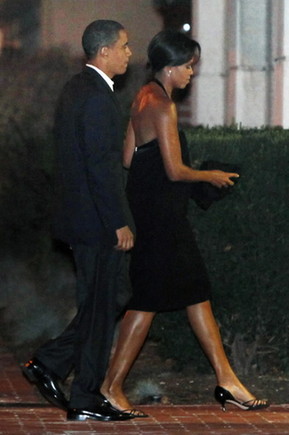 奥巴马夫妇低调庆祝结婚17周年 米歇尔秀露背装