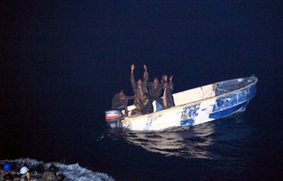 索马里海盗袭击法国指挥舰 5人被擒