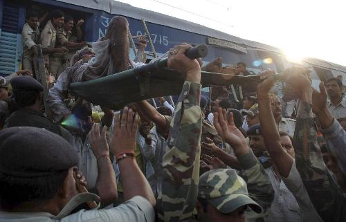印度两火车相撞 近40人死伤