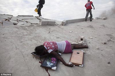 海地震后8天悲喜剧：7岁男孩获救、15岁女孩被击毙