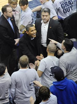 奥巴马忙里偷闲变身解说员 现场评论篮球比赛