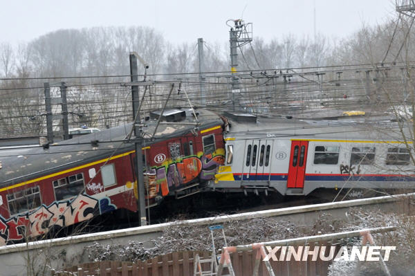 比利时火车相撞造成至少20人死亡(组图)