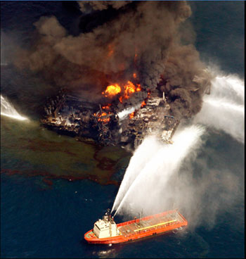 组图：美海上钻台爆炸燃烧 11人失踪营救有希望
