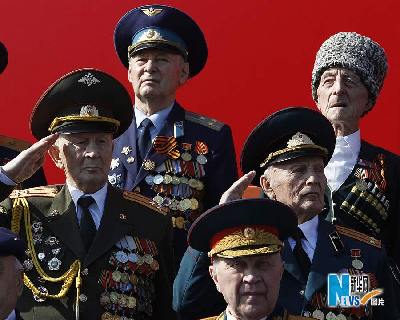 俄罗斯举行纪念卫国战争胜利65周年阅兵式