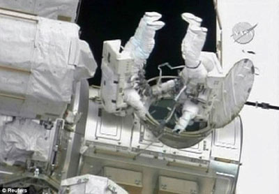 国际空间站停电 宇航员太空行走被晾半小时