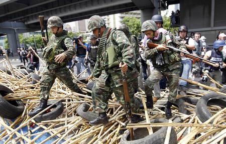 武力清场引发流血冲突 “红衫军”领导人集体自首