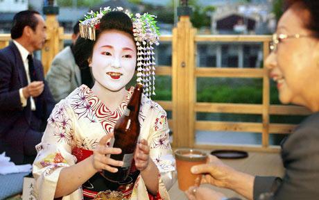 经济衰退钱难挣 日本艺妓被迫推出廉价啤酒服务