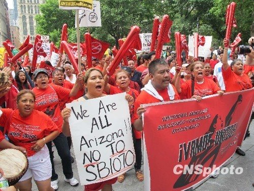 纽约爆发大规模游行抗议反移民法(组图)