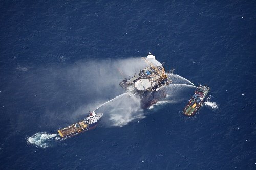 墨西哥湾爆炸石油平台已灭火 未见油气泄漏迹象