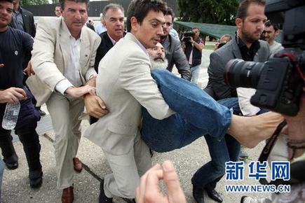 希腊总理遭掷鞋袭击