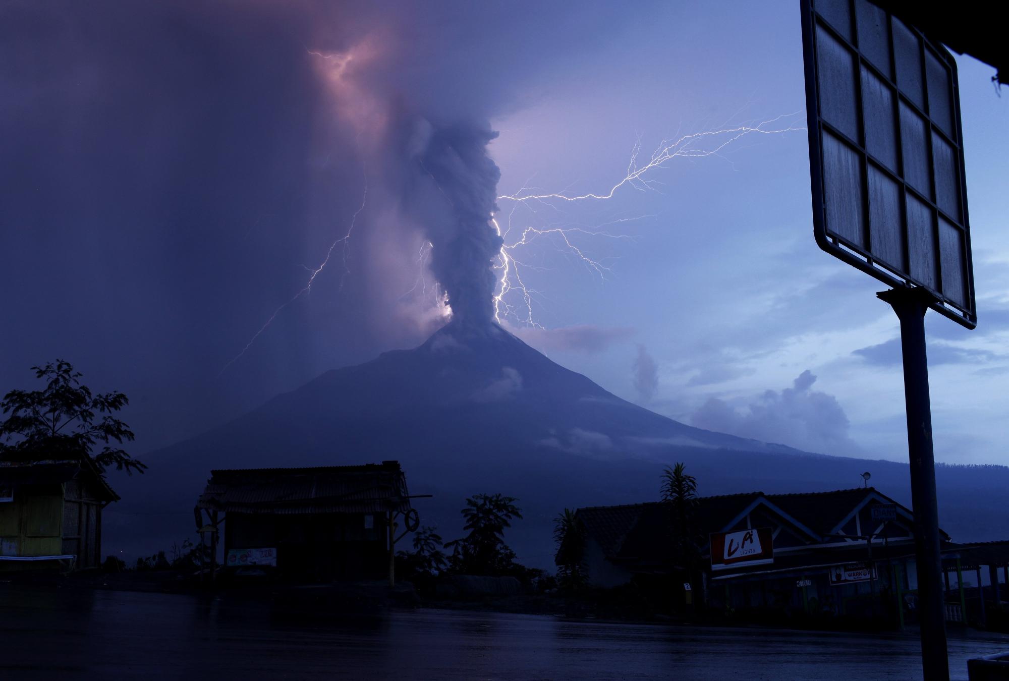印尼火山喷发致138人死亡 灾区拟再办集体葬礼