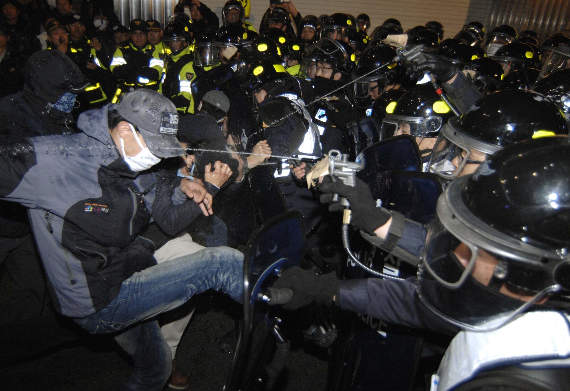 韩国数万人游行反对G20峰会 一名恐怖嫌疑人被捕
