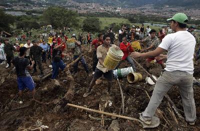 哥伦比亚暴雨引发泥石流 50座房屋被埋上百人失踪